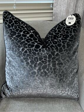 1-NWT CALLISTO HOME GRAPHITE LEOPARD DESIGN LUXURY DECORATIVE PILLOW (T06785F11)